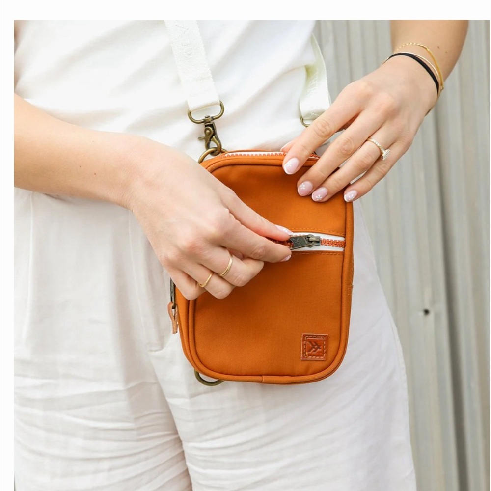 Thread Crossbody in Honey 🍯